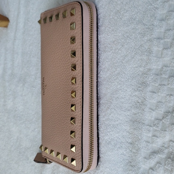 Valentino Garavani Rock stud zippy wallet π₯ π - Picture 12 of 16
